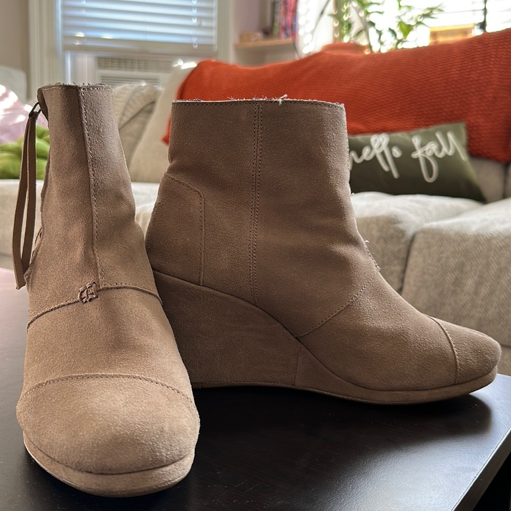 Size 10 Wedge Toms for Fall & Winter!